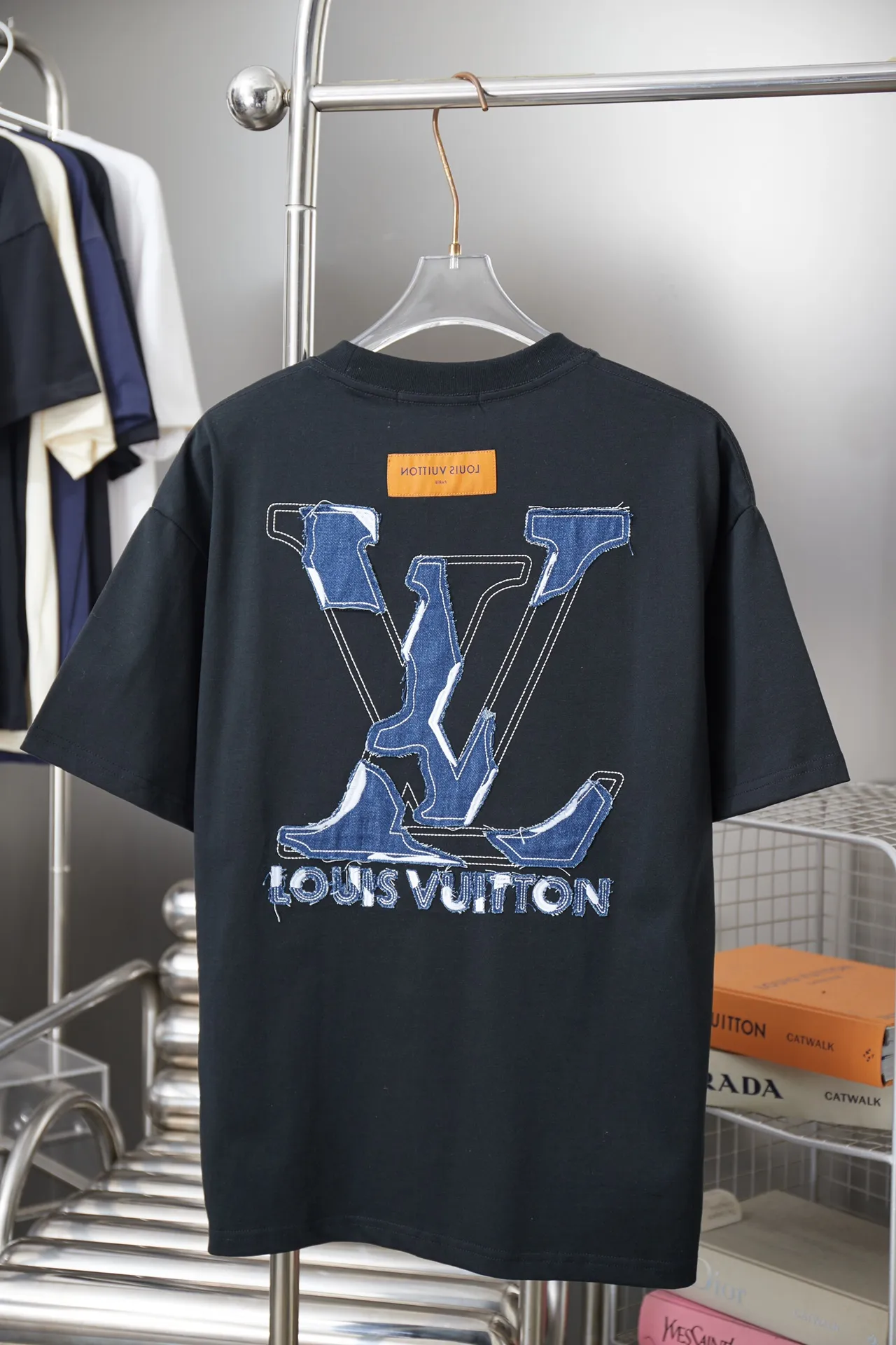 🅿️190 1V 25SS early spring new style denim splicing embroidery LV short sleeves light luxury essential item for daily commuting for men and women correct version welcome to compare detailed features · 320g 100% pure cotton double yarn jersey fabric · Special thickened 32 pieces of double-strand 1X1 thread in the same vat custom dyeing · Denim cutting and splicing ➕Various embroidery craft letters · Double needle stitching across seams · Original main mark, washed tag, brand moisture-proof paper packaging Color: black/white Size: S/M/L/XL